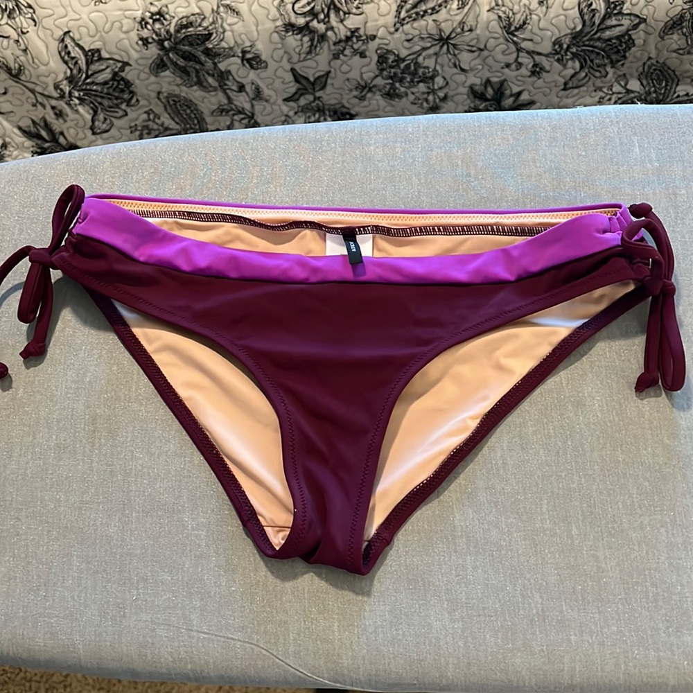 Two tone bikini bottoms